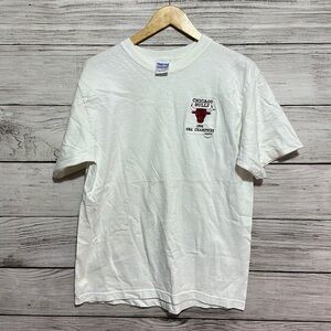 Vintage 1996 Champions Basic White Chicago Bulls Chest Logo Tee Shirt USA Made L